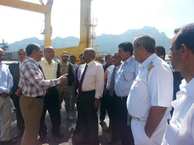 وزير النقل يزور ميناء عدن ويلتقي بقيادة ونقابات الميناء