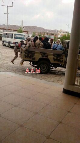 الشرطة العسكرية بالمكلا تقتحم شركة النفط اليمنية عقب رفع العلم الجنوبي