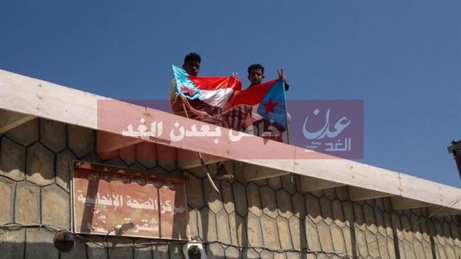 ناشطون من أبناء شقرة يقومون بحملة رفع الأعلام الجنوبية فوق المقرات الحكومية