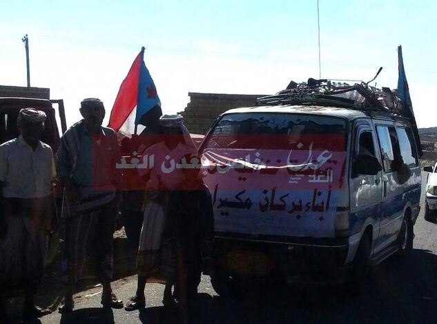 قبيلة آل بركان بمكيراس أبين تقدم قافلة معونات للمعتصمين في عدن (مصور)