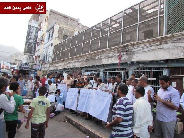 نشطاء بعدن  يقفون امام معبد (جين) للاحتجاج على حكم محكمة بتمكين( تاجر)  من هدمه(مصور)