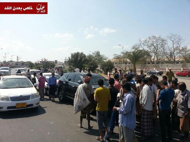 وفاة شخص دهسا تحت عجلات سيارة  عقب صدام جماعي لسيارات بعدن(مصور)
