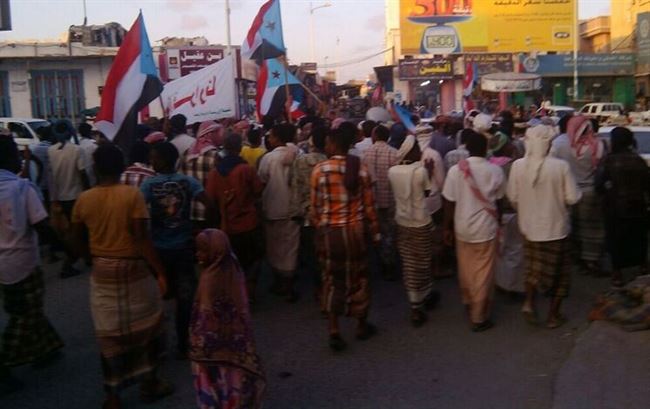مسيرة حاشدة بالمهرة تعلن تضامنها مع مدينة عدن وشبوة