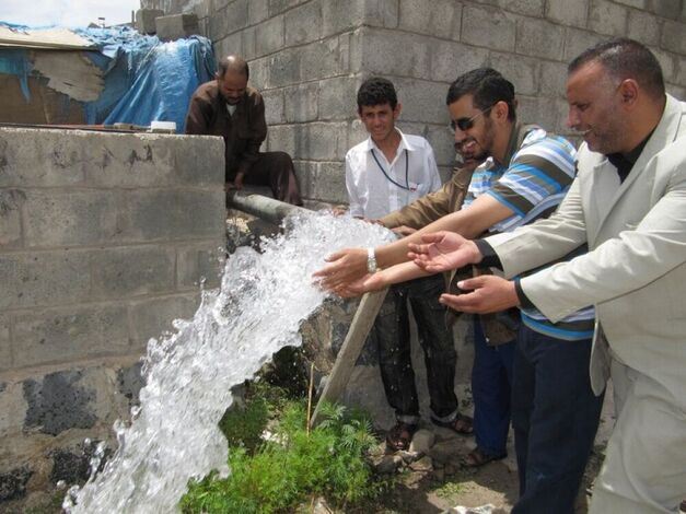 استطلاع : كيف يواجه الناس  ازمة شح المياة الصالحة للشرب في صنعاء