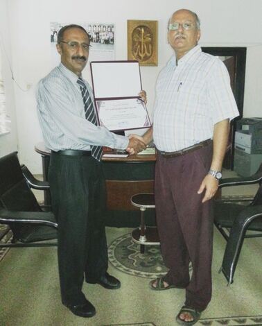 منح شهادة تقديرية للمهندس محمد السيد أحمد تقديراً لجهود الايجابية في مركز الاستشارات الهندسي بجامعة عدن