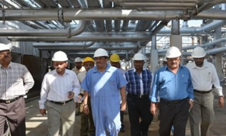 وزير النفط يؤكد اهتمام الحكومة بتطوير وتحديث مصفاة عدن