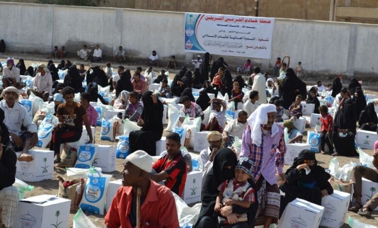 وكيل محافظة الحديدة يدشن حملة خادم الحرمين الشريفين لتوزيع المساعدات الغذائية
