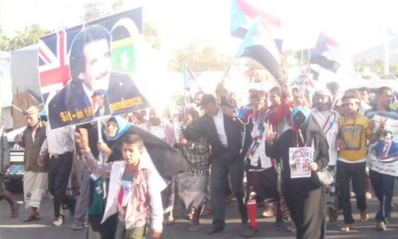 مشاركون في مسيرة بساحة الاعتصام بعدن : نطالب بالاستقلال ونؤكد بأن ما يحدث في صنعاء لا يعني شعب الجنوب