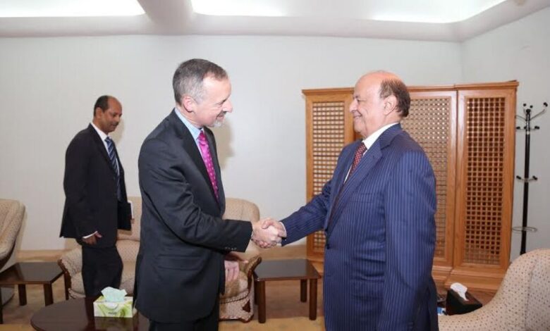 الرئيس هادي يستقبل السفير البريطاني باليمن