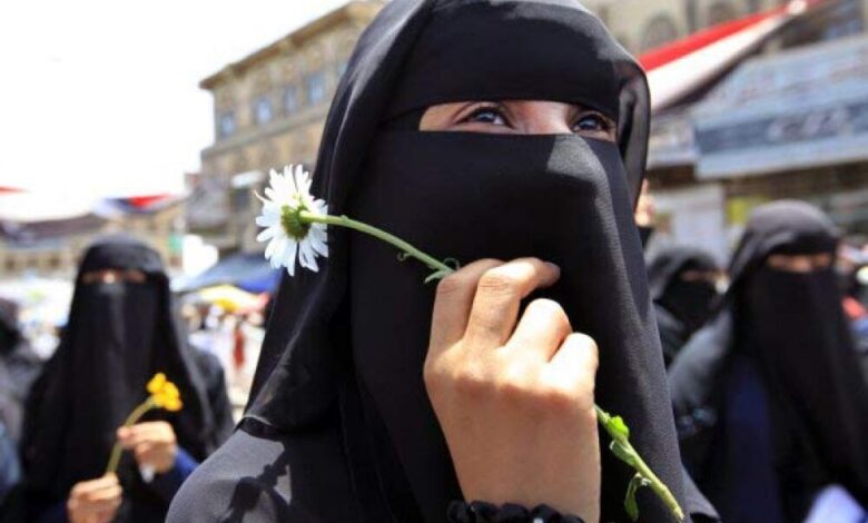 في يوم المرأة العالمي... ناشطات يوزعن الورود لإطلاق حملة الف وردة للسلام
