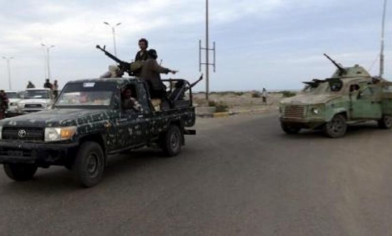 روتيرز: مدينة عدن تستعد للمعركة مع الحوثيين وخصمهم الرئيس السابق صالح