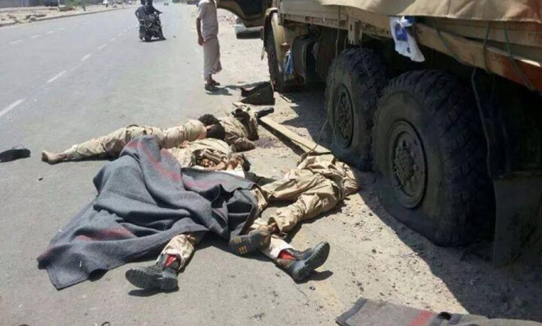 شهود عيان : جثث جنود قتلى من القوات الموالية للحوثيين بلحج لاتزال مرمية بقارعة الطريق