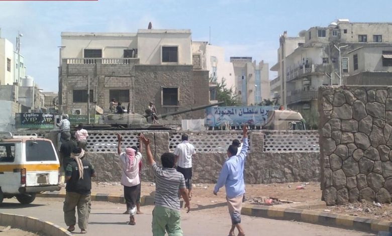 قوات موالية للحوثيين تقصف بشكل عشوائي مساكن المدنيين في خور مكسر