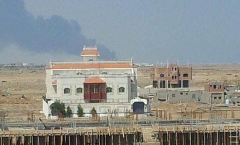 أول صورة للقصف الجوي الذي استهدف رتلا عسكريا على مشارف عدن