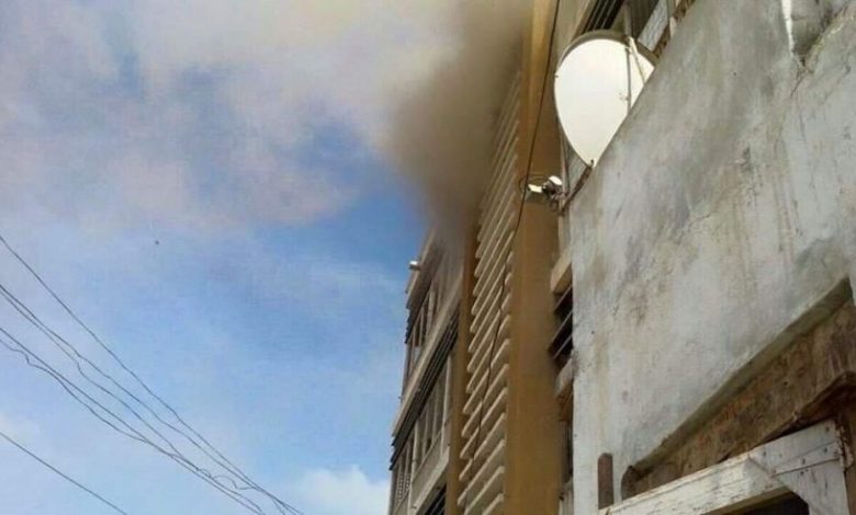 سكان : قوات الحوثيين تقصف منازل المواطنين بحافون وتحرق بعضها