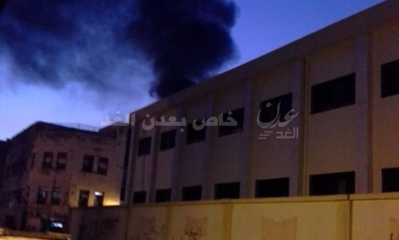سكان : قوات موالية للحوثيين تواصل قصف مساكن الأهالي وتحرق عمارة