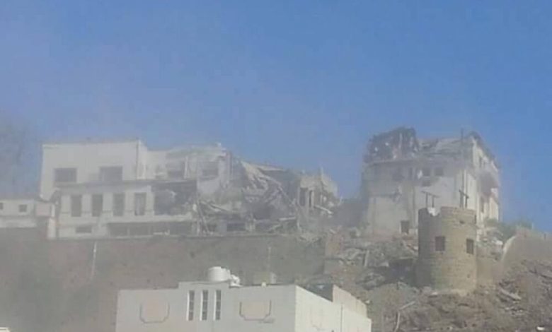 حدث قبل قليل :طائرات التحالف  تستهدف قناصة للحوثيين تتمركز بمنزل الرئيس البيض بكريتر