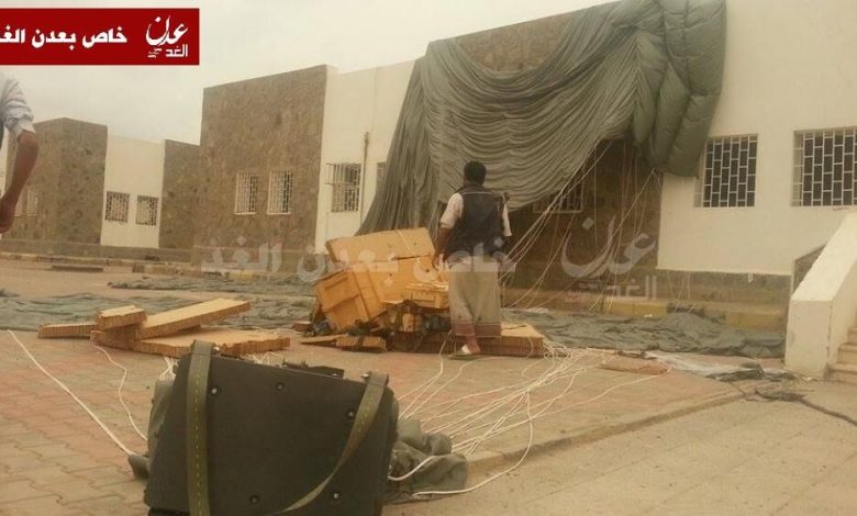 قائد المنطقة العسكرية الرابعة :  بعض شحنات الأسلحة السعودية استولى عليها اللصوص في عدن