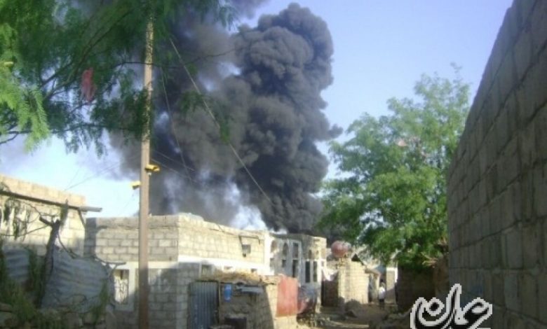قوات موالية للحوثيين تقصف منزل الاهالي بلودر