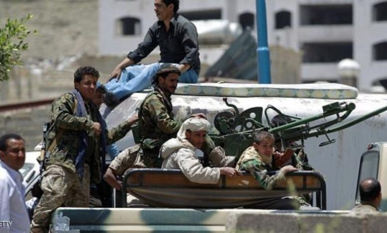 شهود : آليات عسكرية تابعة للحوثيين غادرت منطقة "معاشيق"