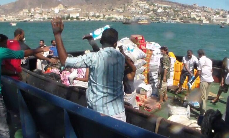 حملة انقاذ عدن تصل التواهي بمواد غذائية لـ250 أسرة عبر البحر