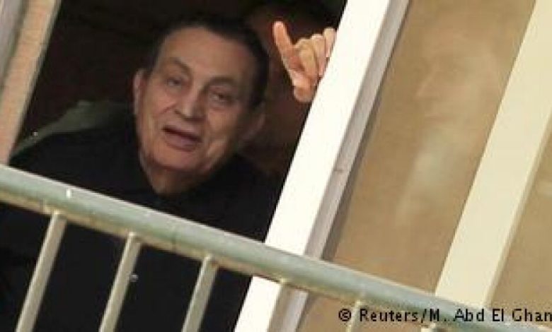 الحكم على حسني مبارك ونجليه بثلاث سنوات سجنا
