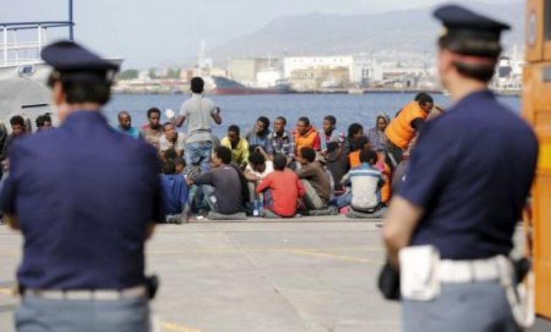 خفر السواحل الإيطالي ينقذ 70 مهاجرا أفغانيا وعراقيا من قارب مكتظ