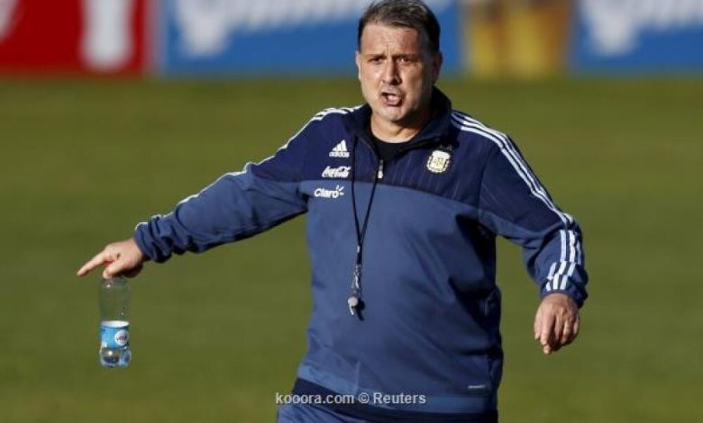 مارتينو يستعد لمواجهة كولومبيا بجلسات تكتيكية منفردة مع اللاعبين