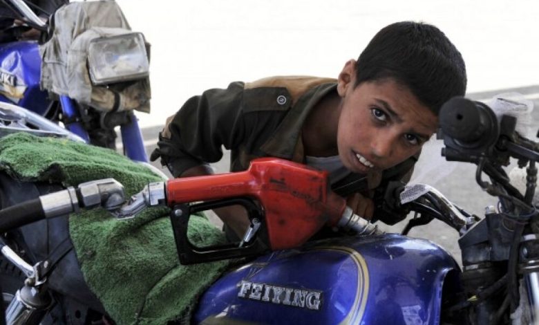 مسؤول نفطي يكشف عن قرب نفاذ مخزون اليمن من الوقود