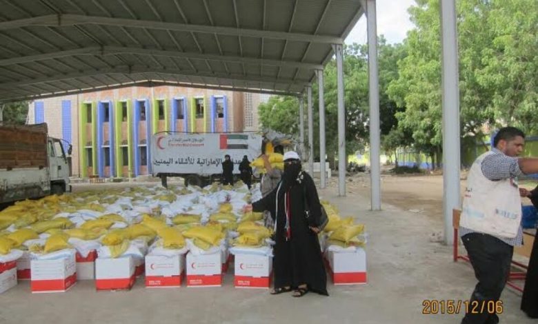 الهلال الأحمر الإماراتي يوزع سلل غذائية في عدن