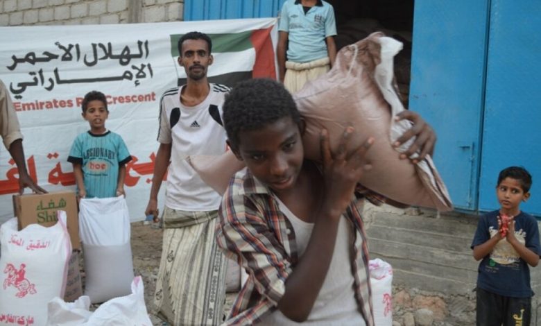 الهلال الاحمر الاماراتي يوزع مساعداته على احياء مدينة المكلا