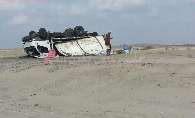 سائقي المركبات يشكون انقطاع خط عدن ابين بسبب زحف الرمال