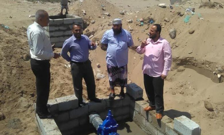 الوكيل الزامكي ومدير البريقة يفتتحان مشروع بناء غرف للمضخات في حقل بئر احمد المائي