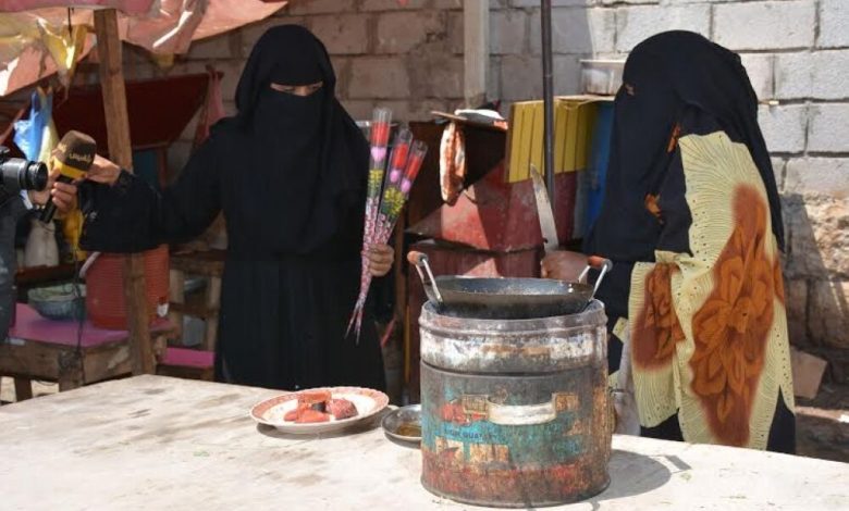 بمناسبة اليوم العالمي للمرأة وتحت شعار النساء يصنعن السلام .. تكتل الإعلاميات اليمنيات يوزعن 1000 وردة للسلام