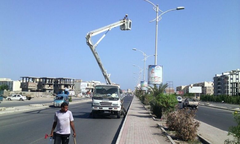 إعادة شبكة الكهرباء لإنارة الخطوط الرئيسية لشوارع مديرية الشيخ عثمان