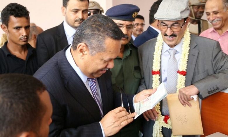 رئيس الوزراء يدشن عمل مركز اصدار جوازات السفر بمحافظة عدن