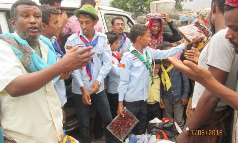 فريق رسل السلام بمفوضية لحج يدشن توزيع التمور والملابس بردفان