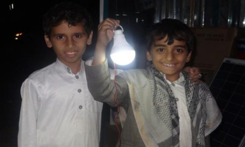 يمنيّون يتبرّعون بالضوء