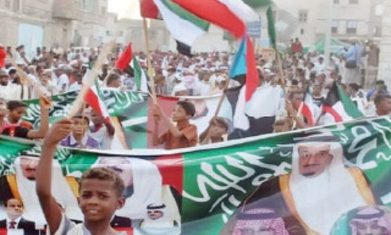 أعلام الإمارات تزين احتفالات المكلا بالعيد والانتصار على الإرهابيين