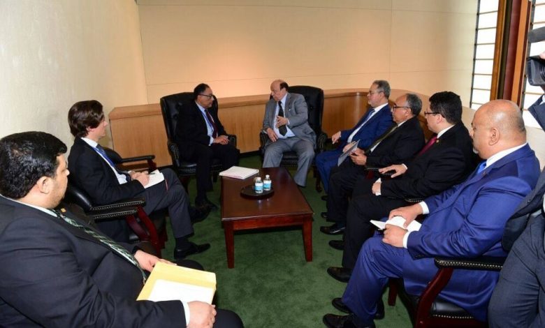 الرئيس هادي يلتقي نائب رئيس البنك الدولي لشئون الشرق الأوسط وشمال أفريقيا