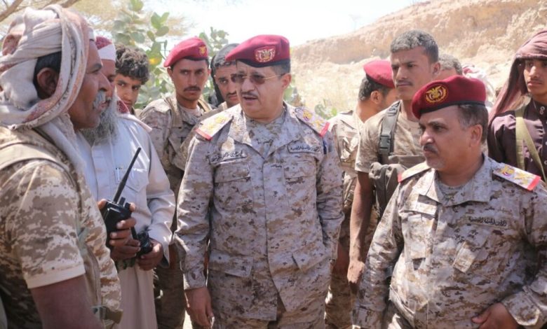رئيس الاركان واللواء القميري يتفقدان الوحدات المرابطة في جبهة صرواح