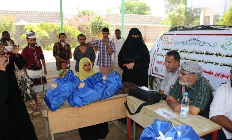 اتحاد نساء اليمن ابين يدشن توزيع حقيبة الكرامة للنازحين والمتضررين من النزاعات في مديرية خنفر