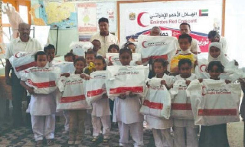 «الهلال» تدشن مشروع الحقيبة المدرسية في حضرموت