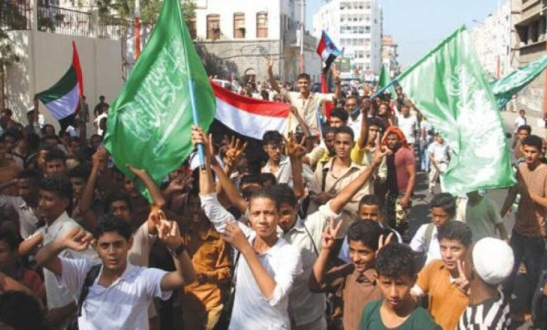 عدن تغلي احتجاجًا على الاستهداف الصاروخي لقبلة المسلمين