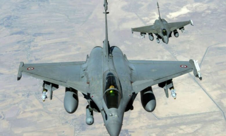 طائرات التحالف العربي تقصف 5 أطقم عسكرية للحوثيين في اليمن