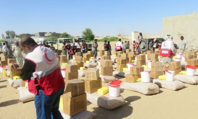جمعية الهلال الاحمر بشبوة تنفذ مشروع توزيع المواد الاغاثية للنازحين بعسيلان