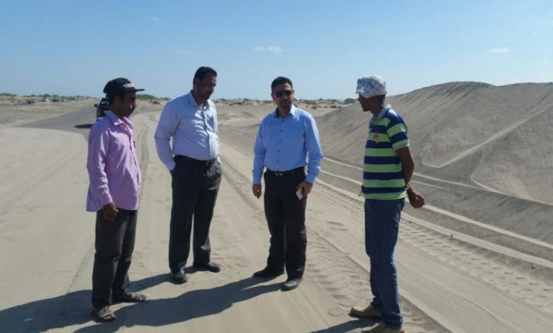 وزير الاشغال العامة والطرق يتفقد عملية إزالة الكثبان الرملية في الطريق الواصل بين عدن وأبين