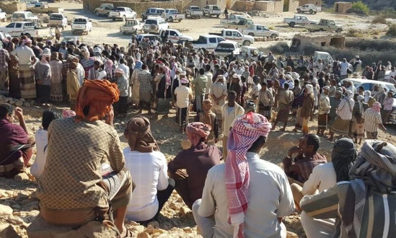 مئات المواطنين من ابناء شبوة يشيعون جثمان الشهيد بن لشقم في موكب حزين في مديرية الطلح