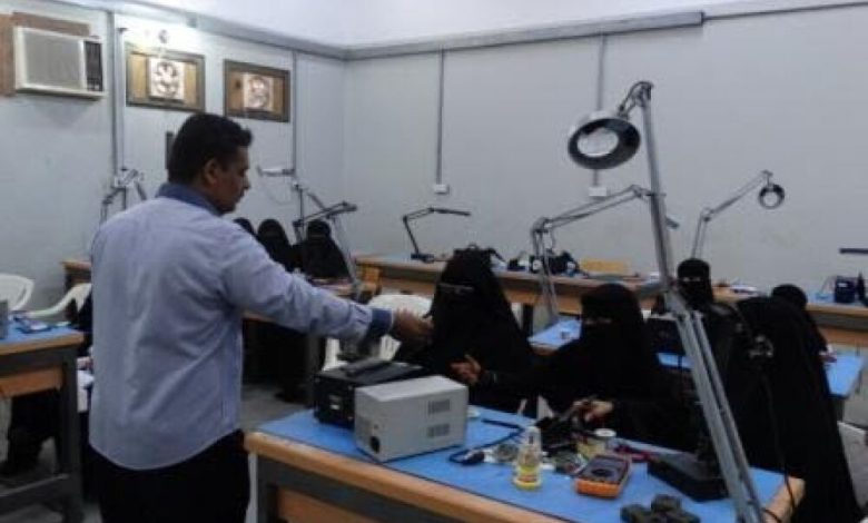 الوكيل العمودي يتفقد دورة صيانة الجوال للفتيات بالمعهد التقني الصناعي بفوه