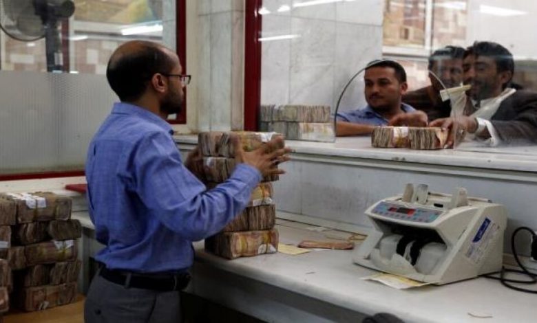 حكومة الانقلابيين أمام امتحان حاسم لتسديد الرواتب في اليمن